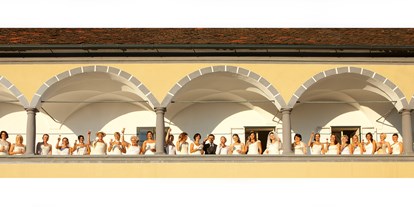 Hochzeit - Art der Location: Gasthaus - Thermenland Steiermark - 30 m langer Arkadengang im Freien. Perfekt für Raucher oder Sektempfang im Kastell Stegersbach - Kastell Stegersbach