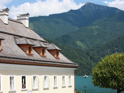 Hochzeit - Umgebung: am See - Österreich - Das Mozarthaus in St. Gilgen mit Blick auf den Wolfgangsee. - Mozarthaus St. Gilgen am Wolfgangsee