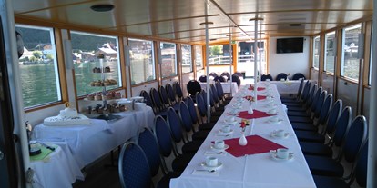 Hochzeit - Umgebung: in den Bergen - Laakirchen - Tortenanschnitt am Fahrgastschiff "St. Nikolaus" - Schifffahrt Loidl
