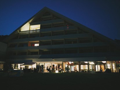 Hochzeit - Art der Location: Restaurant - Niederösterreich - Die Krainerhütte bei Nacht.
Foto © thomassteibl.com - Seminar- und Eventhotel Krainerhütte