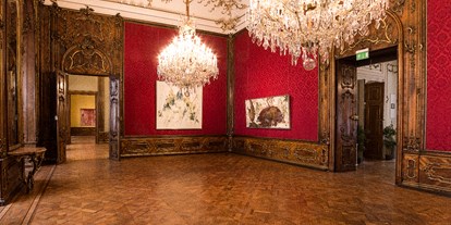 Hochzeit - Umgebung: in einer Stadt - Schwechat - Der Roter Salon des Palais Schönborn-Batthyány in Wien. - Palais Schönborn-Batthyány