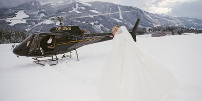 Hochzeit - Weinkeller - Hinterglemm - Braut reist im Helikopter an  - Schloss Prielau Hotel & Restaurants