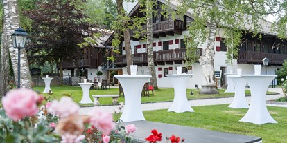 Hochzeit - Weinkeller - Hinterglemm - Stehtische für Empfang im Schlossgarten - Schloss Prielau Hotel & Restaurants