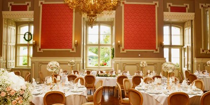 Hochzeit - Umgebung: im Park - Österreich - Der Rote Saal auf Schloss Wolfsberg bietet bis zu 110 Personen Platz  - Schloss Wolfsberg