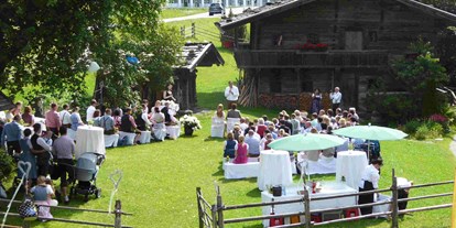 Hochzeit - Frühlingshochzeit - Scheffau am Wilden Kaiser - freie Trauung auf der Wiese - Bergbauernmuseum z'Bach