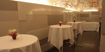 Hochzeit - externes Catering - Donauraum - Sektempfang und Agabe im Seitenschiff des Gewölbes. - Mozarthaus Vienna