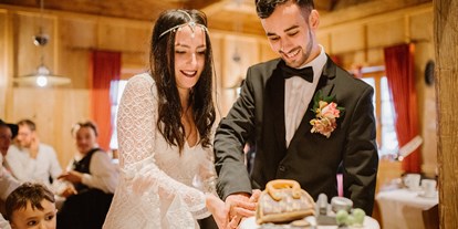 Hochzeit - Umgebung: mit Seeblick - Grainau - Hochzeitstorte bei rustikalem Flair in der Gamsalm Ehrwald. - Gamsalm Ehrwald 