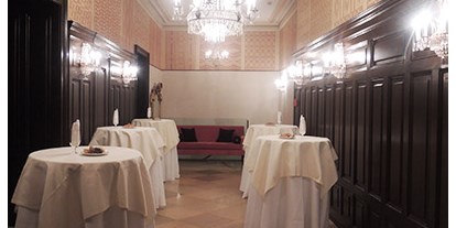 Hochzeit - Preisniveau: hochpreisig - Wien Leopoldstadt - Ein Blick auf das Foyer der K. u. K. Hofzuckerbäckerei Demel, 1010 Wien. - K. u. K. Hofzuckerbäcker Demel