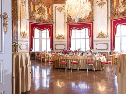 Hochzeit - Candybar: Saltybar - Perchtoldsdorf - Ovaler Festsaal als Herzstück des Palais - Palais Daun-Kinsky