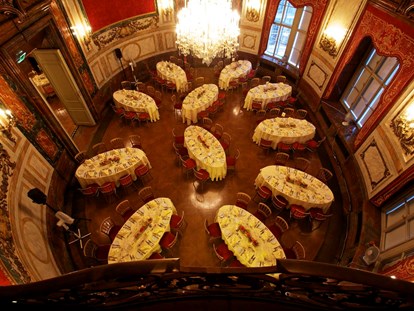 Hochzeit - Candybar: Saltybar - Perchtoldsdorf - Ovaler Saal mit ovalen Dinnertischen - Palais Daun-Kinsky