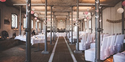 Hochzeit - Werneuchen - Feiere deine Hochzeit in den hippen Räumen mit Backsteinwänden des ehemaligen Ochenstall vom Schloss Britz, Berlin. - Ochsenstall - Schloss Britz