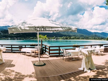 Hochzeit - Art der Location: privates Anwesen - Bled - Romantischer Augenblick an der Bootsanlegestelle - Inselhotel Faakersee - Inselhotel Faakersee