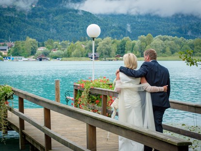 Hochzeit - Art der Location: privates Anwesen - Kärnten - romantischer Augenblick an der Bootsanlegestelle - Inselhotel Faakersee - Inselhotel Faakersee
