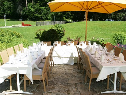 Hochzeit - Art der Location: privates Anwesen - Treffen (Treffen am Ossiacher See) - Hochzeitstafel im Kastaniengarten - Inselhotel Faakersee - Inselhotel Faakersee