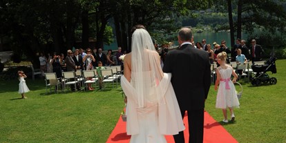 Hochzeit - nächstes Hotel - Faakersee - Die Braut schreitet zur Zeremonie - Inselhotel Faakersee - Inselhotel Faakersee