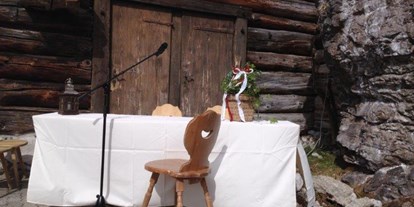 Hochzeit - Wickeltisch - Gröbming - Heiraten auf der Unterhofalm in Filzmoos. Auf Wunsch auch vor dem Felsen,
neben dem Stall - Unterhofalm
