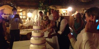 Hochzeit - Umgebung: am See - Altaussee - Heiraten auf der Unterhofalm in Filzmoos. Jetzt kommt die Torte dran - Unterhofalm