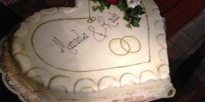 Hochzeit - Kinderbetreuung - Wagrain - Heiraten auf der Unterhofalm in Filzmoos. Hochzeitstorte mit Frischblumen deko - Unterhofalm