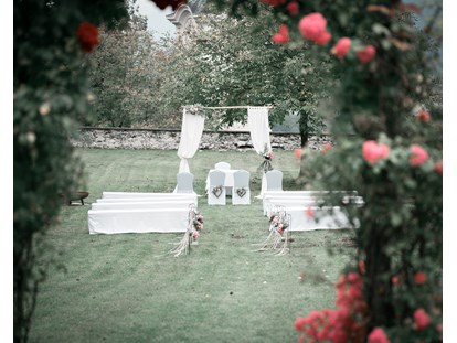 Hochzeit - Umgebung: in den Bergen - Bezirk Spittal an der Drau - 2020 Standesamtliche Trauung im Schlossgarten - floral design Cookie's Blumenbinderei - Schloss Greifenburg