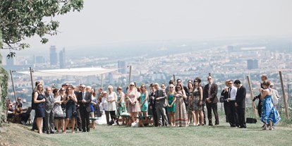 Hochzeit - Trauung im Freien - Wien - Trauung im Freien über den Dächern Wiens.
Foto © stillandmotionpictures.com - Weingut Wien Cobenzl