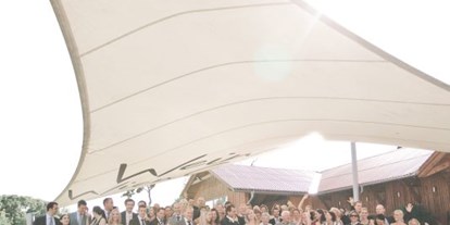 Hochzeit - Hochzeits-Stil: Fine-Art - Schwechat - Für ausreichend Schatten ist am Weingut Cobenzl gesorgt.
Foto © stillandmotionpictures.com - Weingut Wien Cobenzl