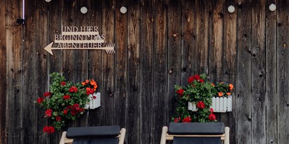 Hochzeit - Art der Location: Scheune - Süd & West Steiermark - Entspannt während der Hochzeit bei einem kühlen Blonden in der Gartenoase des Herkhof. - Herkhof