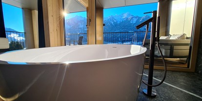 Hochzeit - Umgebung: am Fluss - St. Gerold - Badewanne im Penthouse des Alpstadt Lifestyle Hotels (direkt mit dem Saal verbunden).  www.alpstadt.com - Fohren Saal Bludenz