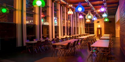 Hochzeit - Art der Location: Restaurant - Vorarlberg - Ein besonderer Hingucker sind die schönen Dekolampen, von denen jede einzeln in einem gewünschten Lichtbild erstrahlen kann. - Fohren Saal Bludenz