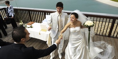 Hochzeit - nächstes Hotel - Burgenland - Standesamtliche Trauung am Observation Deck - ST. MARTINS Therme & Lodge
