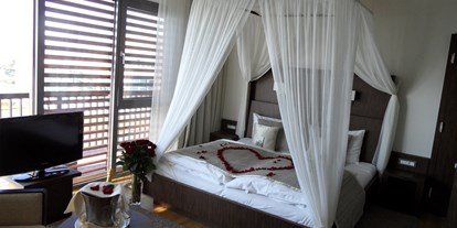 Hochzeit - nächstes Hotel - Burgenland - Junior Suite mit Blumenarrangement - ST. MARTINS Therme & Lodge