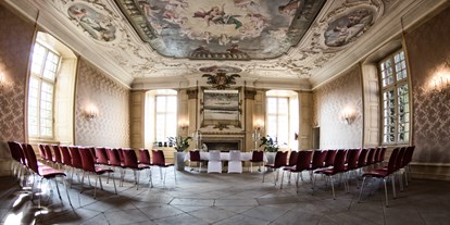 Hochzeit - Mülheim an der Ruhr - Barocksaal: 

Wohl einer -wenn nicht sogar- der schönste Raum im ganzen Schloss. Die herrliche Stuckdecke mit den tollen innenliegenden Gemälden, hochwertige Stofftapeten und ein imposanter Marmorkamin lassen den Prunk vergangener Zeiten erahnen. Der Barocksaal ist der beliebteste Raum für eine standesamtliche Trauung und bietet Platz für bis zu 90 Gäste. Gerne wird dieser Raum aber auch für Seminare, Empfänge oder andere Festlichkeiten genutzt. Bei unseren Hochzeitgesellschaften dient dieser Raum nicht nur als Buffetbereich, sondern gerne werden hier auch die Cocktailbar, eine Candybar, ein Kindertisch oder sonstige „Specials“ passend zur jeweiligen Hochzeit aufgebaut. - Schlossgastronomie Herten