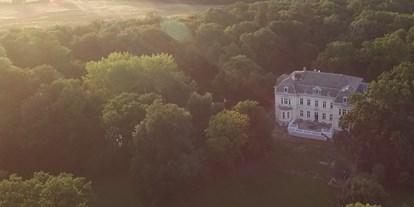 Hochzeit - Art der Location: privates Anwesen - Luftaufnahme Schloss Schönfeld bei Sonnenuntergang - Eventschloss Schönfeld