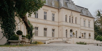 Hochzeit - Art der Location: privates Anwesen - Vorderansicht - Eventschloss Schönfeld