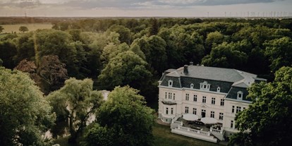 Hochzeit - Art der Location: privates Anwesen - Luftbild Terrasse - Eventschloss Schönfeld