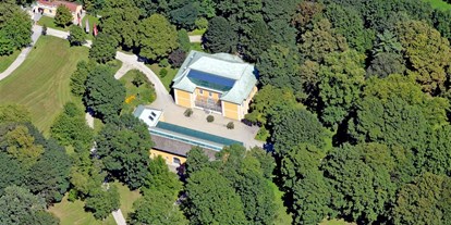 Hochzeit - Art der Location: Schloss - Wilhering - Luftaufnahme Bergschlößl und Park
Foto (c) Stadtplanung Pertlwieser - Bergschlößl