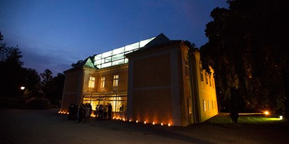 Hochzeit - Art der Location: Schloss - Thalheim bei Wels - Das Bergschlößl Linz bei Nacht.
Foto (c) sandragehmair.com - Bergschlößl