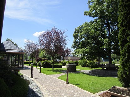 Hochzeit - Umgebung: am Land - Wolfern - Eingang mit Garten - Eventgasthof Feichthub