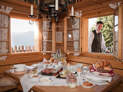 Hochzeit - Art der Location: ausgefallene Location - Faak am See - Hüttenwirtfrühstück in der eigenen Hütte - Almdorf Seinerzeit