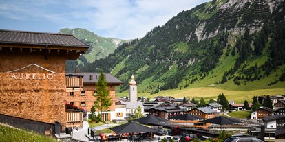 Hochzeit - Geeignet für: Vernissage oder Empfang - St. Anton am Arlberg - Außenansicht im Sommer - Hotel & Chalet Aurelio