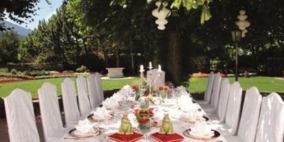 Hochzeit - Art der Location: Gasthaus - Region Innsbruck - Eine Hochzeitstafel im Freien im Gartenhotel Maria Theresia. - Gartenhotel Maria Theresia****