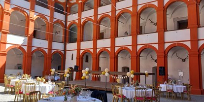 Hochzeit - Festzelt - Hochsteiermark - Schlossinnenhof mit Tanzbühne  - Schloss Pernegg
