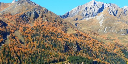 Hochzeit - Umgebung: am Land - Tirol - Gradonna Gesamtansicht im Herbst - Gradonna ****s Mountain Resort Châlets & Hotel