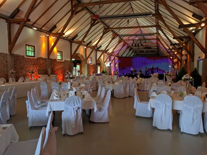 Hochzeit - Umgebung: am Fluss - Steiermark - Hochzeit in der Fachwerkhalle mit LED Vorhang © Seifenfabrik Veranstaltungszentrum - Seifenfabrik Veranstaltungszentrum