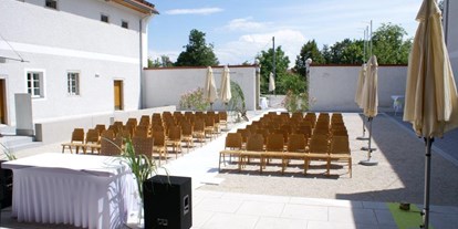 Hochzeit - Umgebung: in einer Stadt - Schlüßlberg - Trauung im Innenhof - Kulturzentrum Bräuhaus Eferding