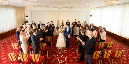 Hochzeit - nächstes Hotel - Österreich - Hotel Stefanie - Standesamtliche Trauung mit Gästen im Konferenzsaal - Hotel & Restaurant Stefanie