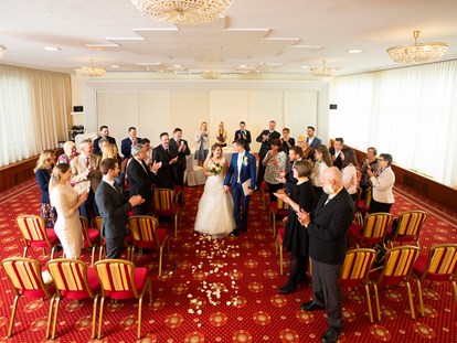 Hochzeit - Wien - Hotel Stefanie - Standesamtliche Trauung mit Gästen im Konferenzsaal - Hotel & Restaurant Stefanie