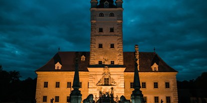 Hochzeit - Frühlingshochzeit - Niederösterreich - Das Schloss Greillenstein bei Nacht. - Schloss Greillenstein