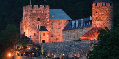 Hochzeit - Art der Location: Restaurant - Süd & West Steiermark - Die Burg Deutschlandsberg bei Nacht. - Burg Deutschlandsberg
