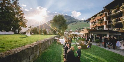 Hochzeit - Parkplatz: kostenlos - St. Gerold - Hochzeit im Garten - Sonnenuntergang - Der Berghof in Lech