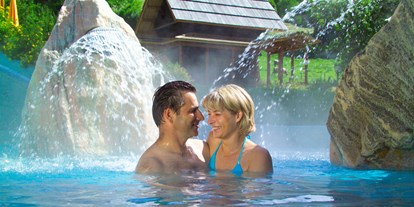 Hochzeit - Trauung im Freien - Wernberg - Außenwhirlpool  32 °C mit Thermalwasser und mitten im Grünen  - Thermenwelt Hotel Pulverer